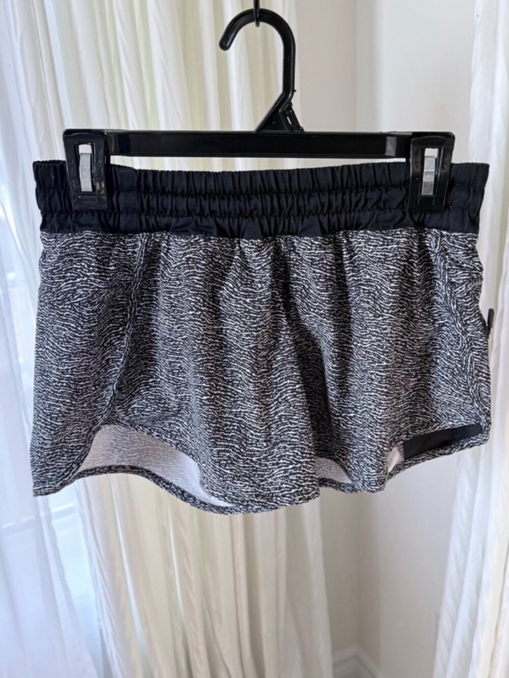 Lululemon Tracker Shorts in Soundwave White Black / Black size 8